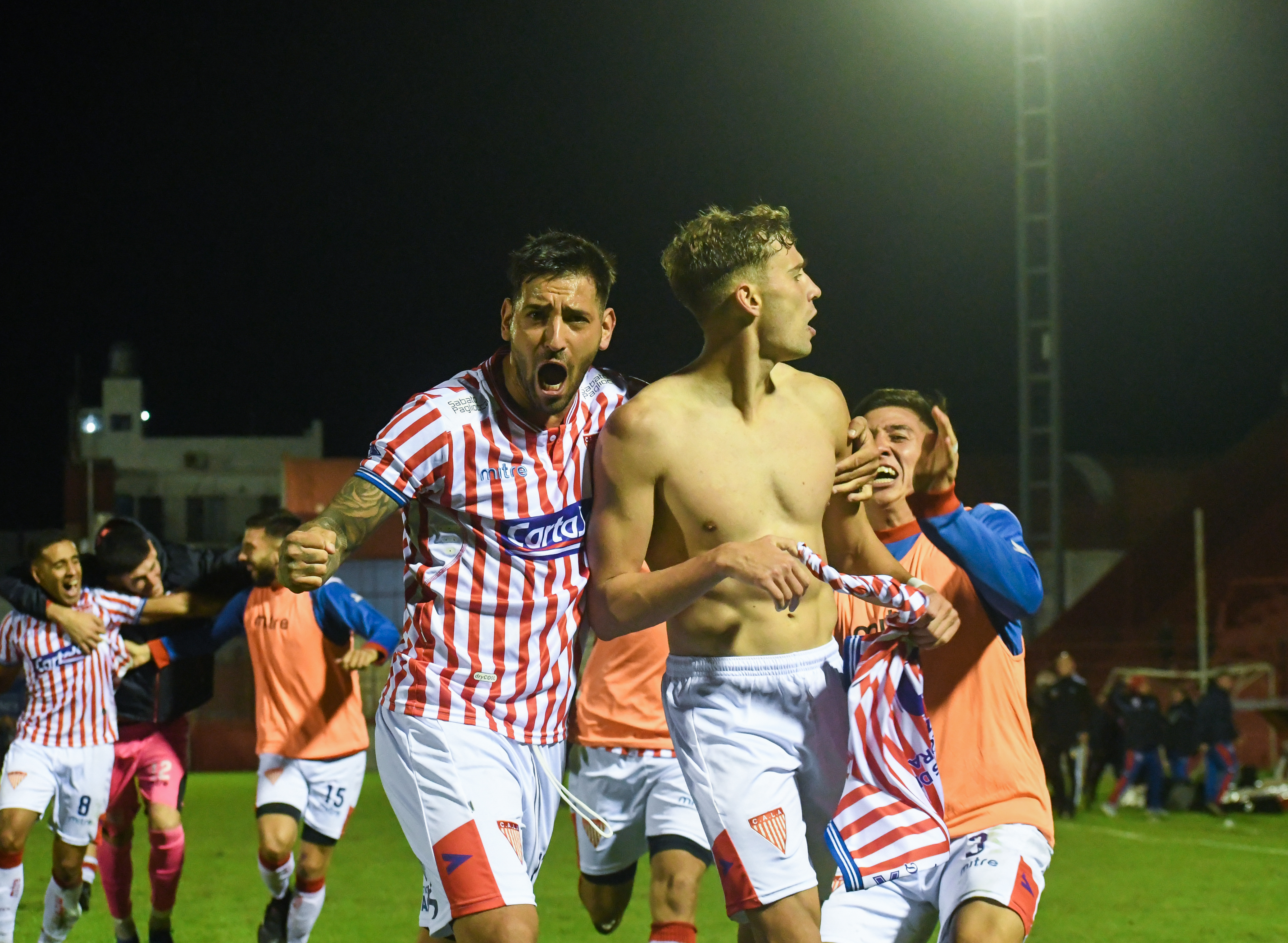 Festejo del gol agónico para el triunfo de Lomas