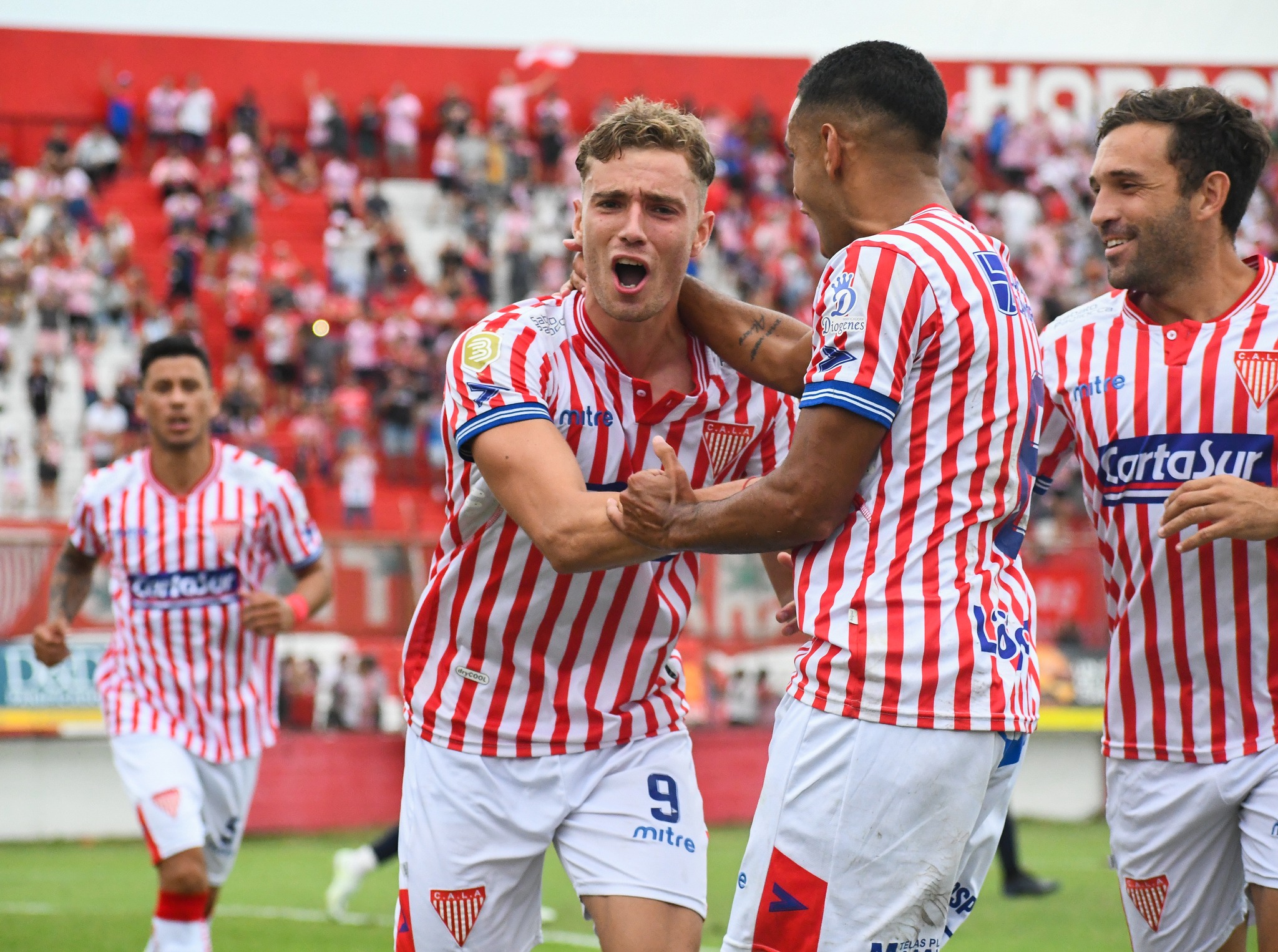 Festejo de gol de Bondo