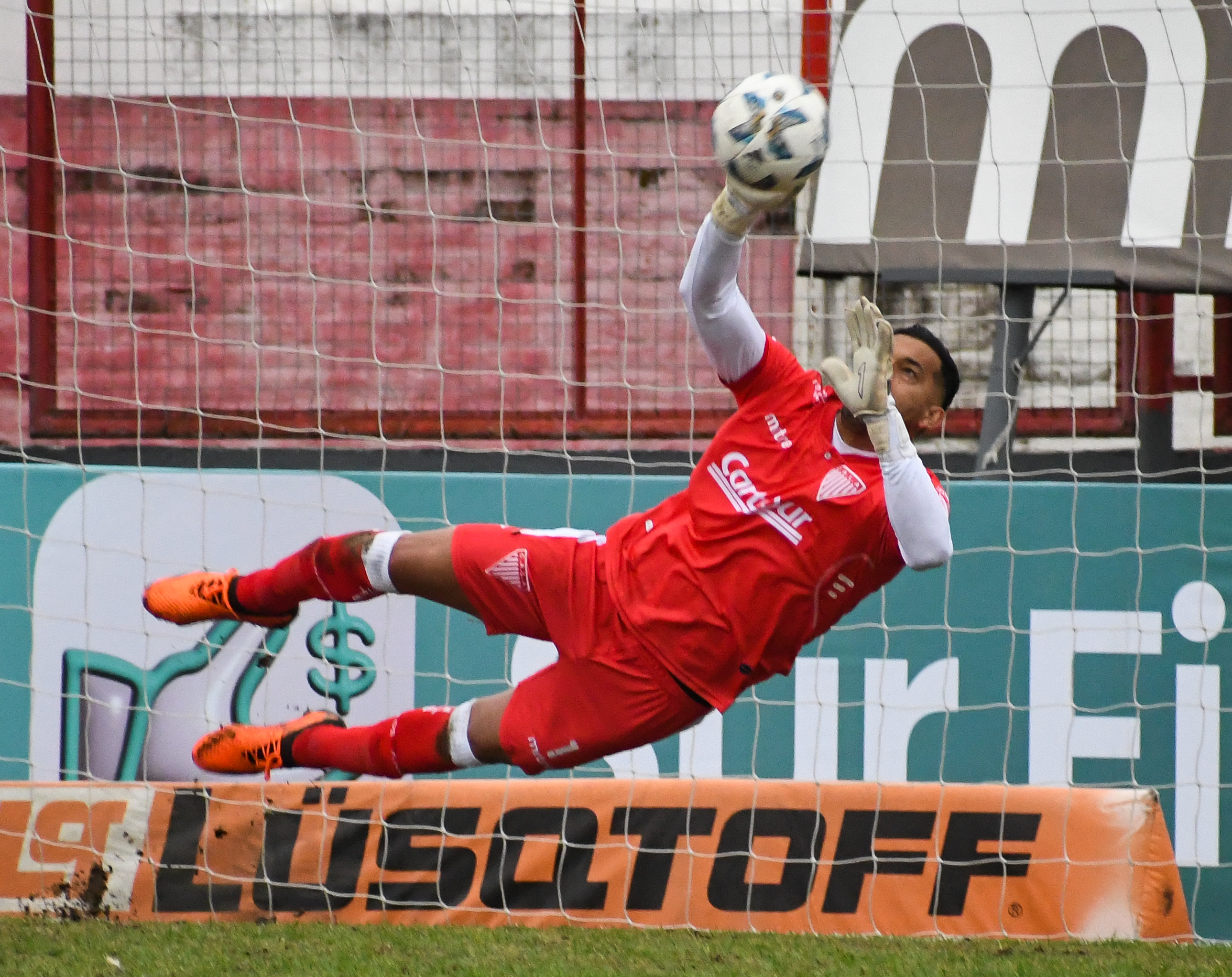 Seba Lopez no puede desviar penal