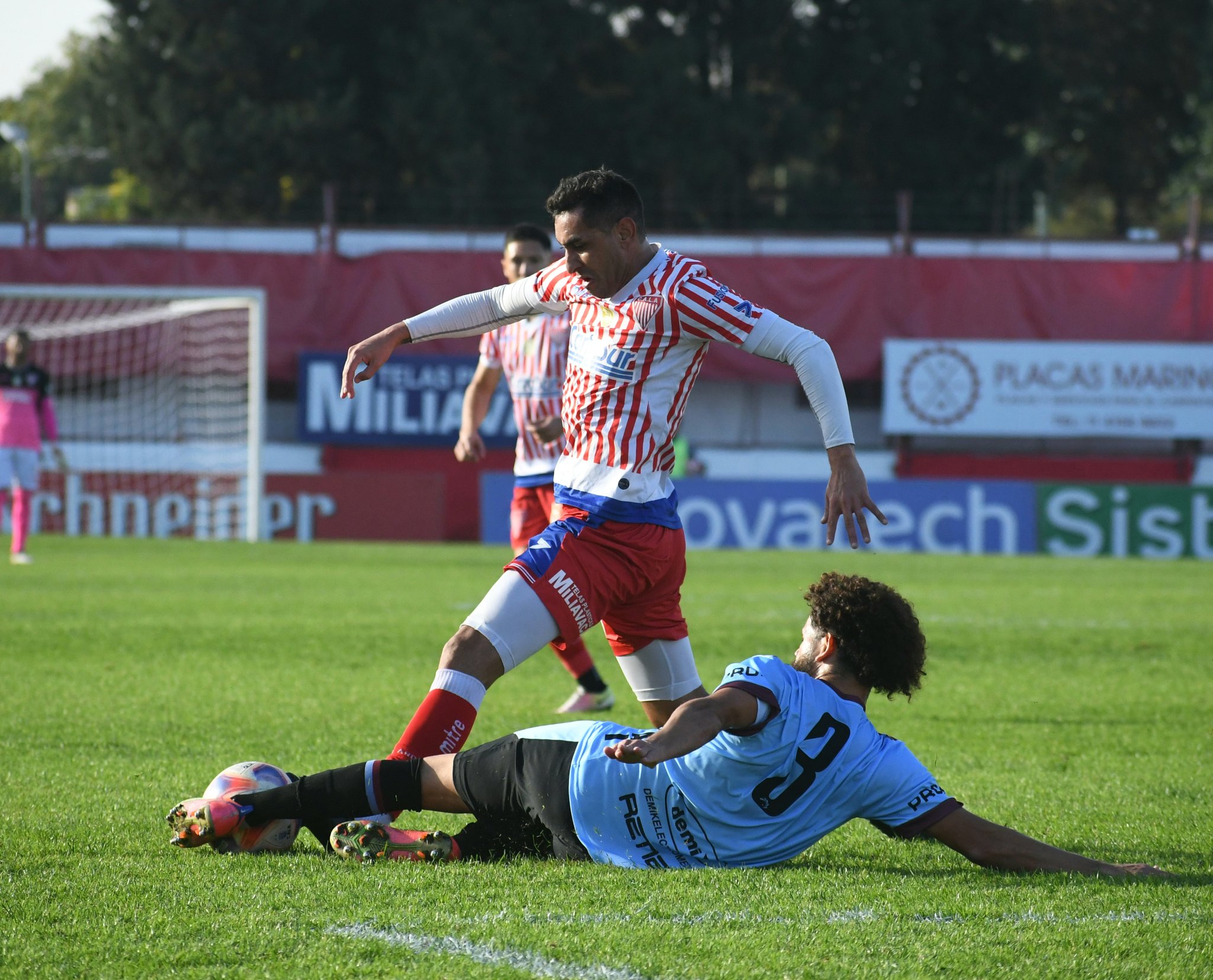 Maidana lleva la pelota ante la presión de Ordano