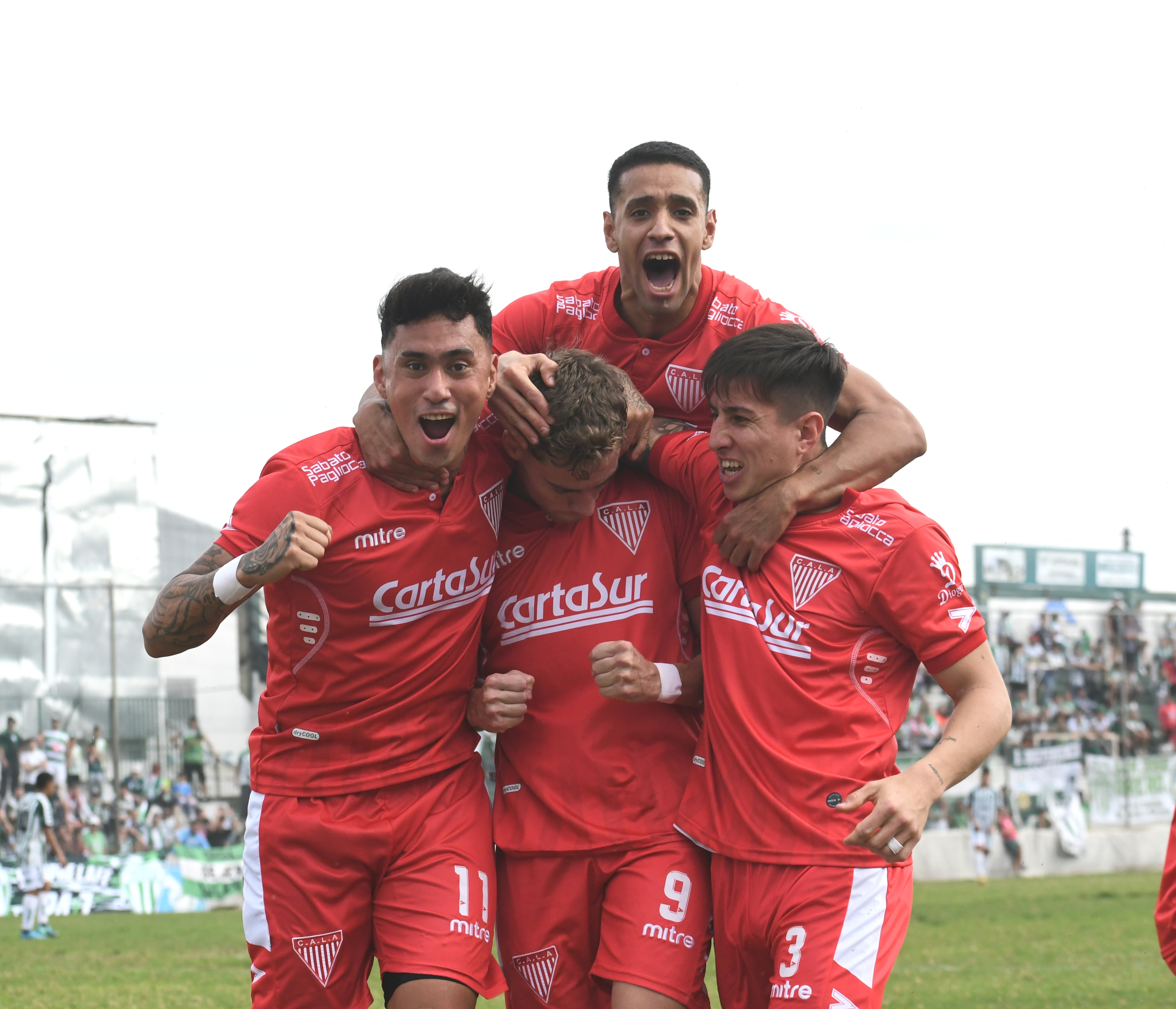 Festejo de gol ante Lafe