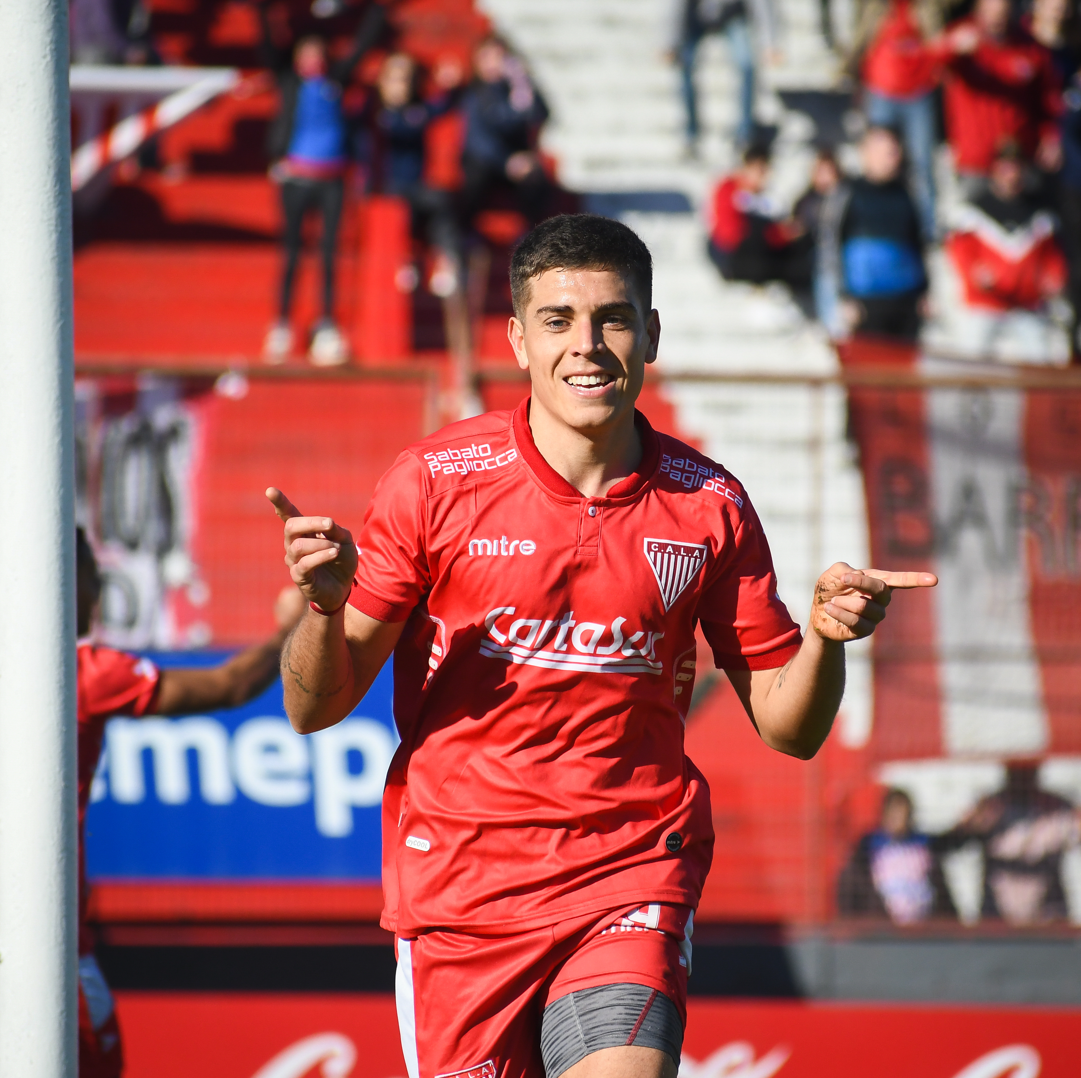 Ivo festeja su segundo tanto ante Villa Dálmine