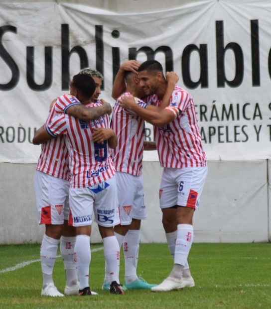 El festejo del gol sobre el amanecer del partido.