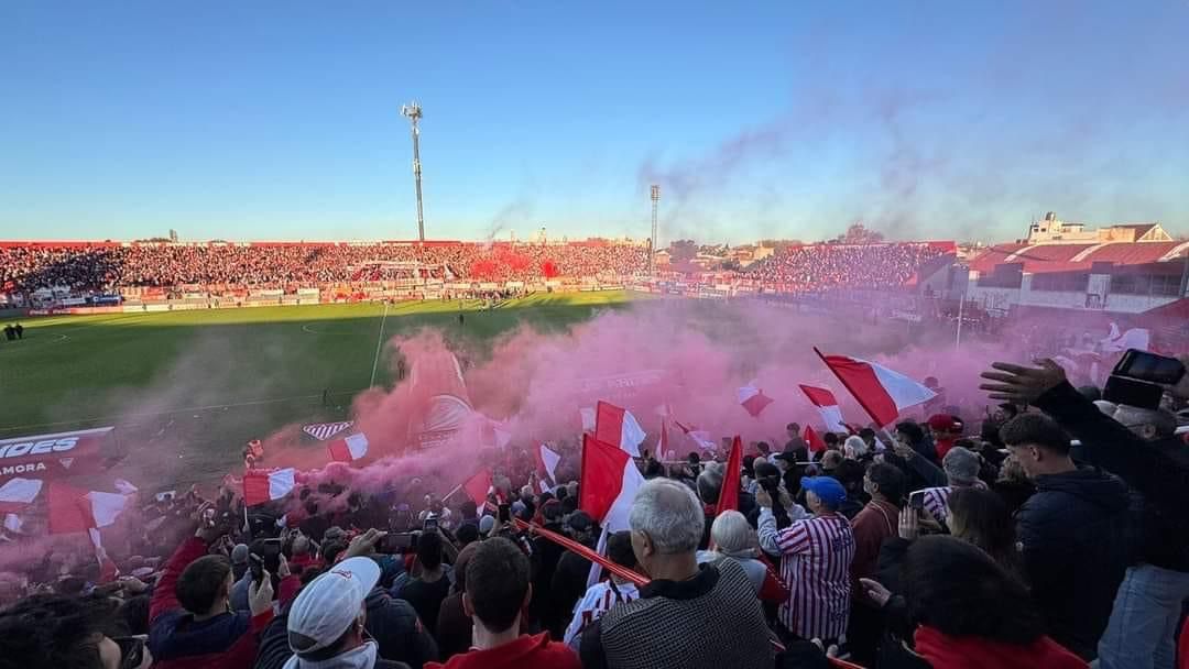 El Gallardón colmado con la hinchada milrayitas